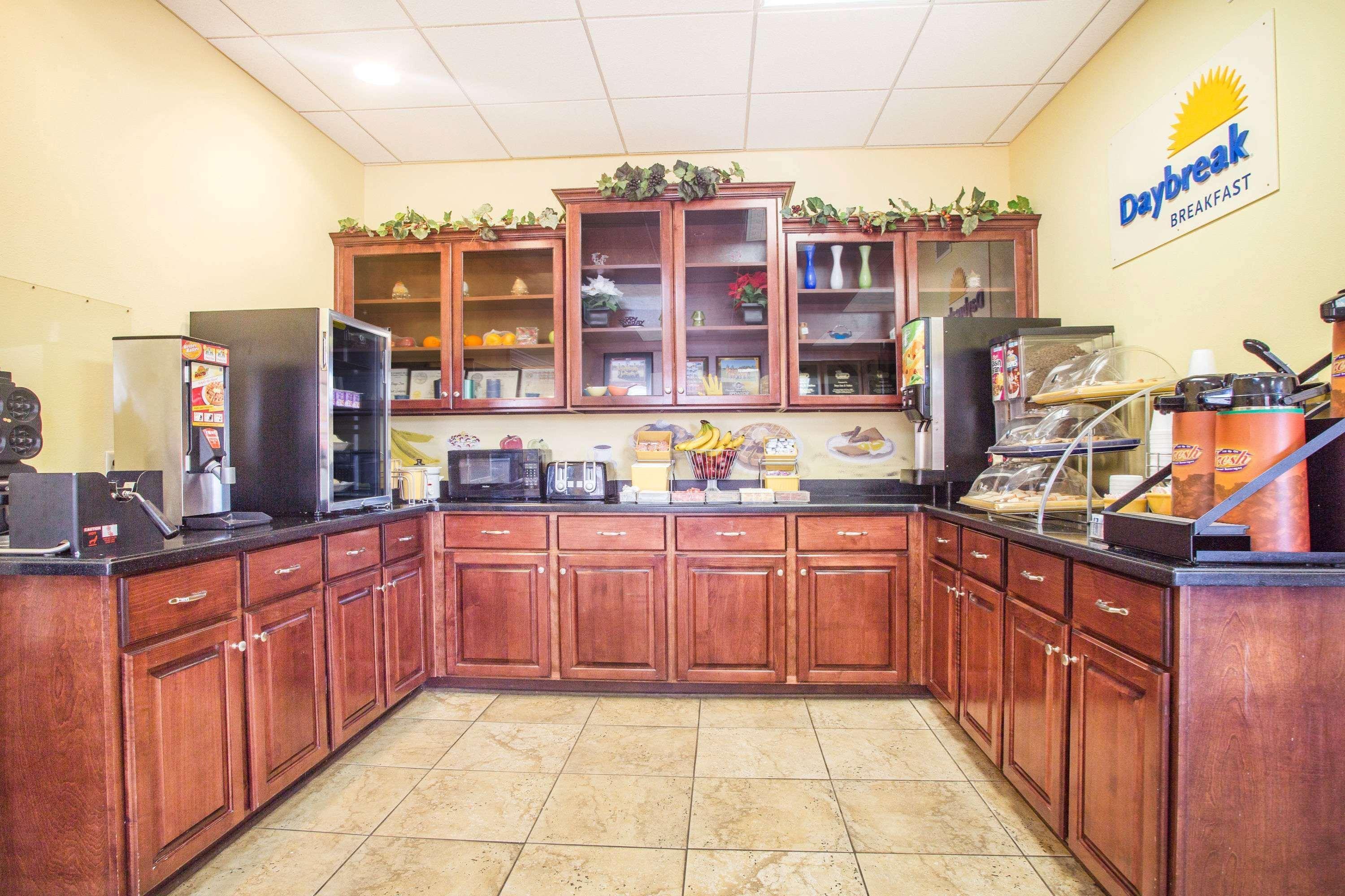 Days Inn & Suites By Wyndham Swainsboro Εξωτερικό φωτογραφία