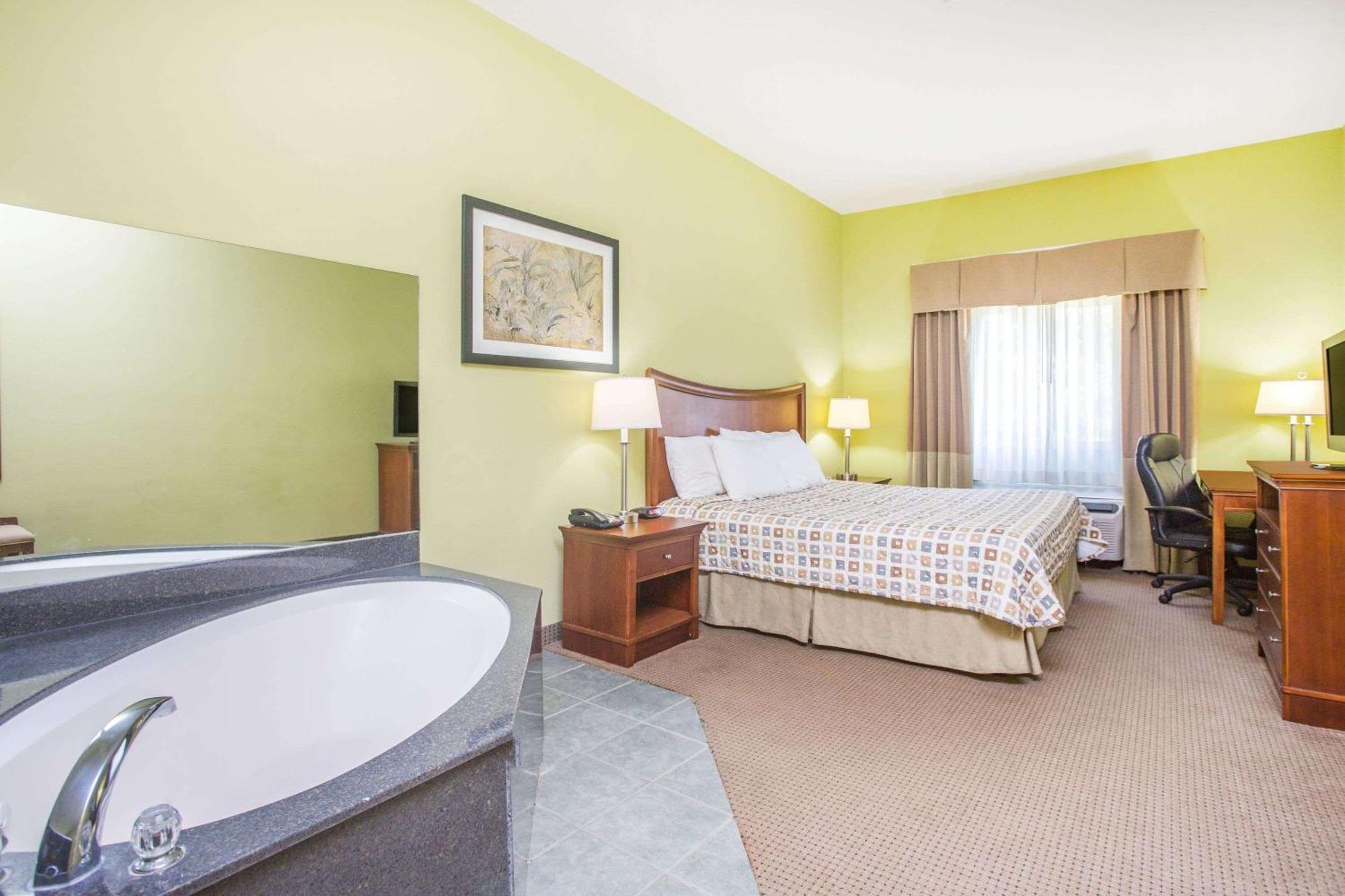 Days Inn & Suites By Wyndham Swainsboro Εξωτερικό φωτογραφία