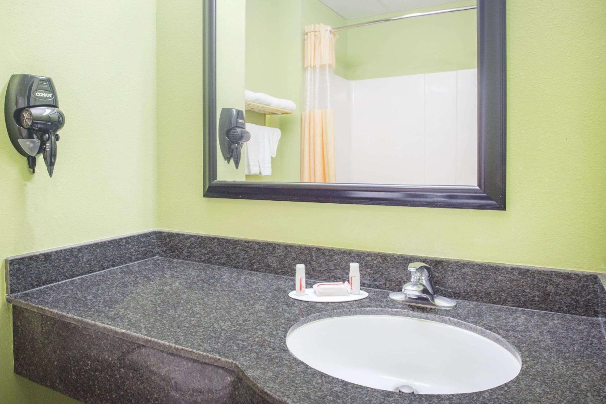 Days Inn & Suites By Wyndham Swainsboro Εξωτερικό φωτογραφία